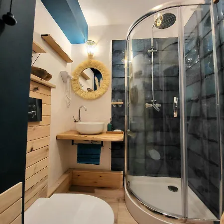 Trzecie Drzwi Po Lewej *